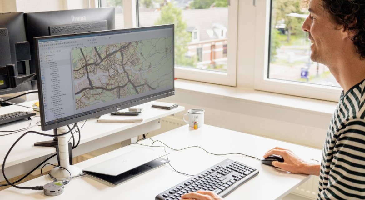 Adviseur werkt aan verkeersmodel in OmniTRANS