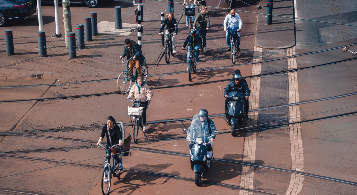 Stromen fietsers en scooters op een fietspad