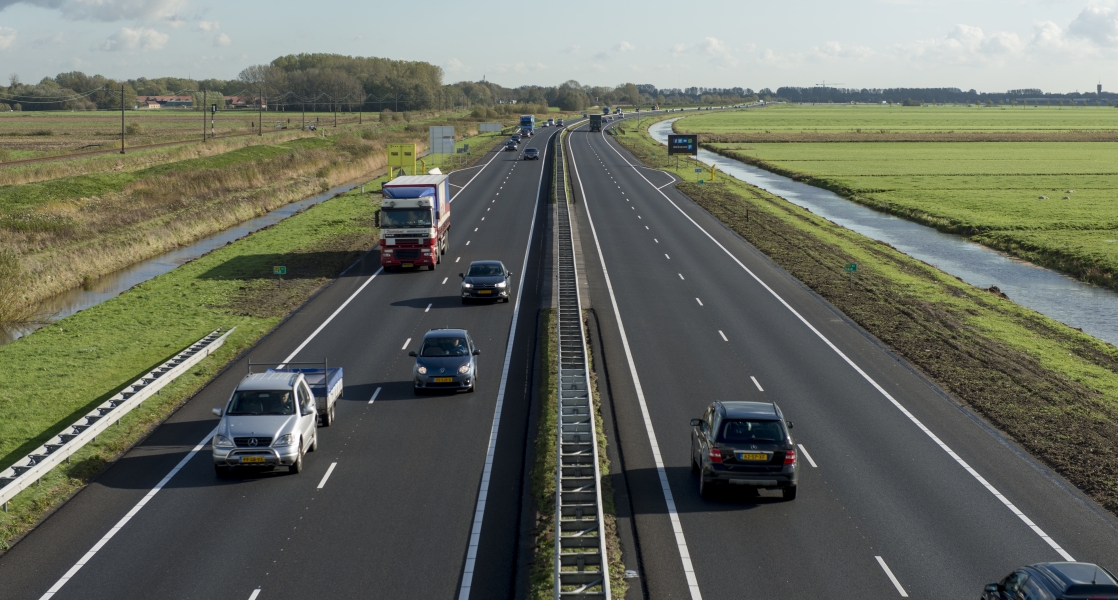 Snelweg met verkeer