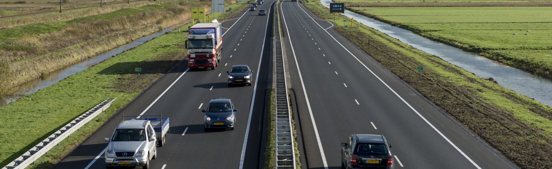 Snelweg met verkeer